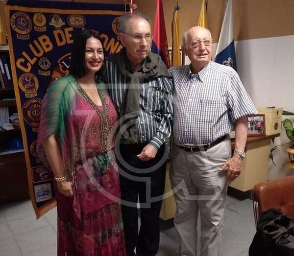 Francisco Artiles (d) y Manuel Sánchez, con la hija de este último, en el acto celebrado esta tarde en Telde (Foto TA)